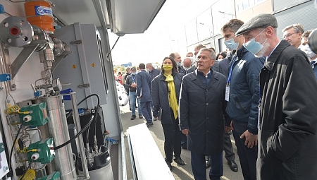Рустам Минниханов посетил выставку резидентов Технополиса «Химград»